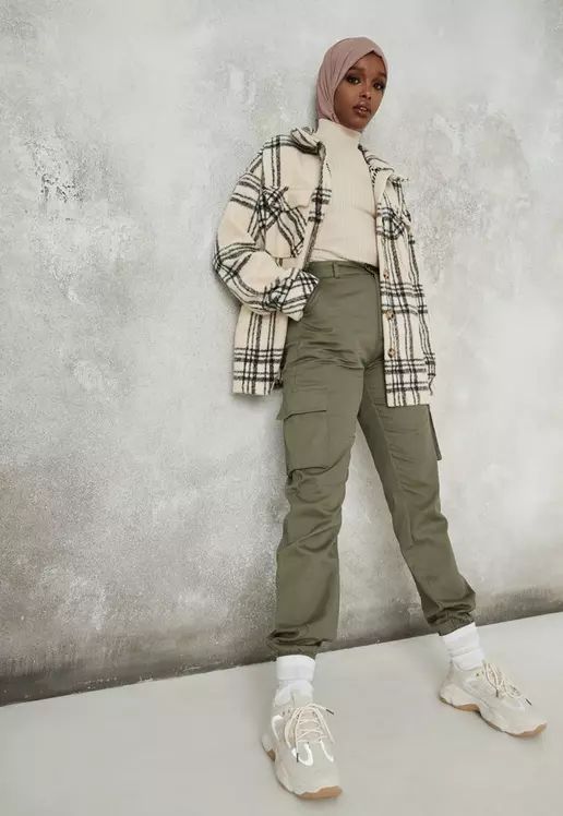 7 Ide OOTD Celana Cargo dan Hijab yang Santun dan Bikin Penampilan Awet