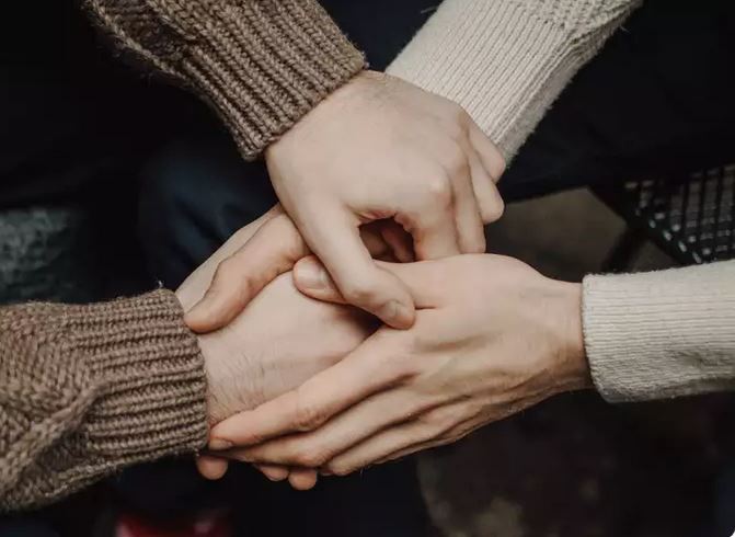 Cara Pria Menggenggam Tangan Akan Menjelaskan Sifat Cuek Atau Posesif Womantalk