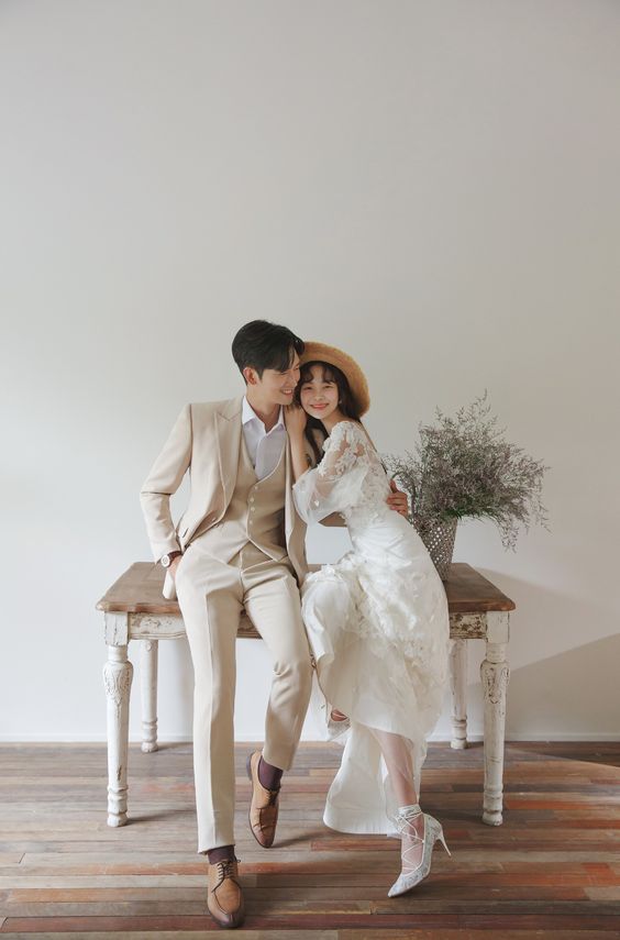 7 Ide Foto Prewedding Indoor yang Murah Meriah Tapi