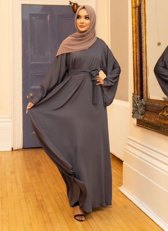 7 Padu Padan Hijab yang Cocok untuk Abaya Abu-Abu yang  
