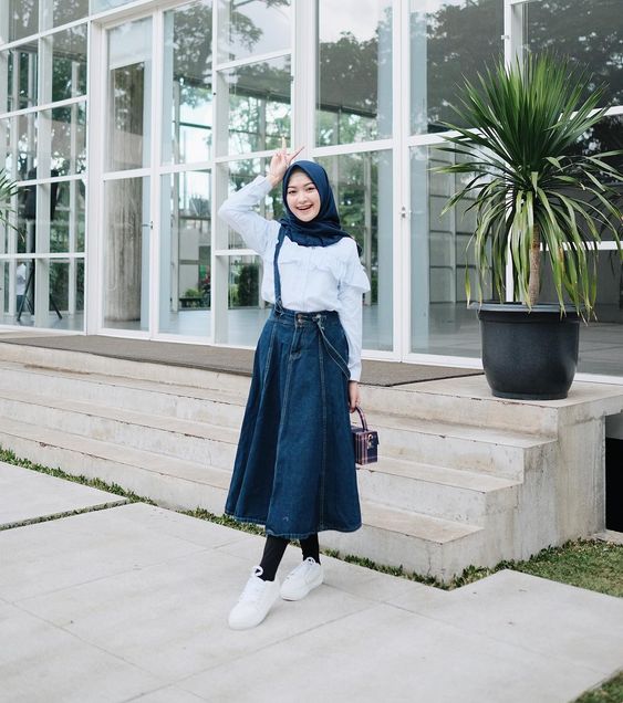 OOTD Hijab Rok, OOTD 5 Tips Hijab dan rok jeans dengan statement blouse putih dan hijab berwarna navy yang elegan