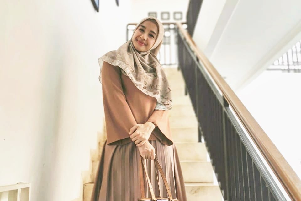 Hijab Warna Cokelat Ala Laudya Cynthia Bella