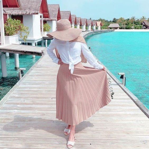 Rok plisket bisa jadi andalan OOTD hijab ke pantai