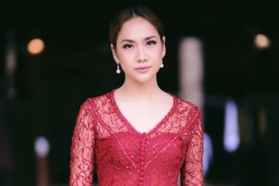 5 Warna Kebaya Brokat Selain Hitam Yang Cocok Untuk Kulit Sawo Matang Womantalk